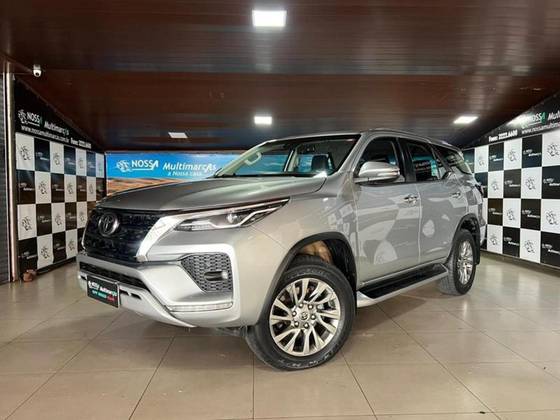 TOYOTA HILUX SW4 2.8 D-4D TURBO DIESEL SRX 4X4 AUTOMÁTICO